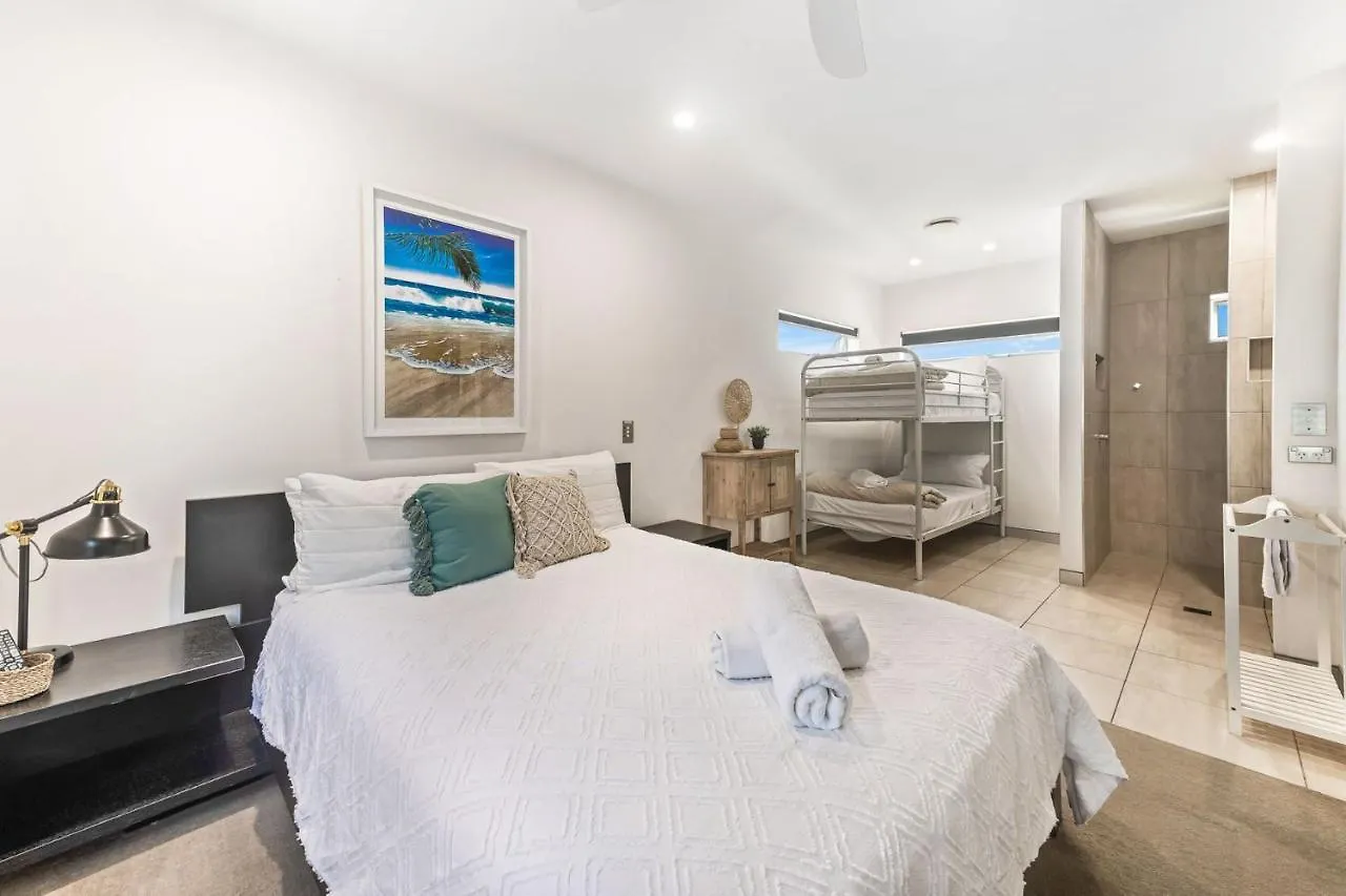 Alex Beach House, 100 Steps To The Sand, With Ocean Views Alexandra Headland Semesterbostad